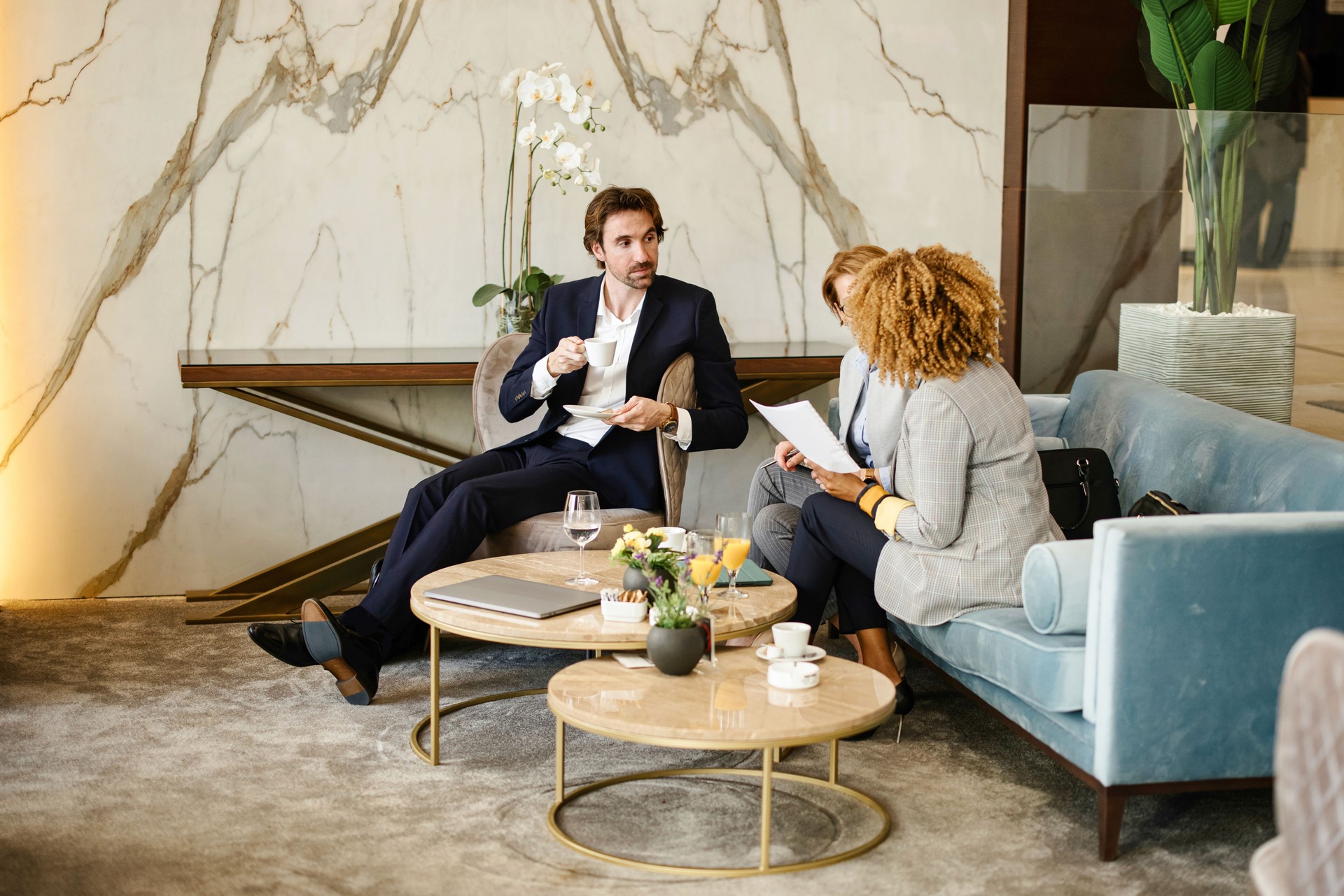 Geschäftskollegen diskutieren über neues Projekt in der Hotellobby